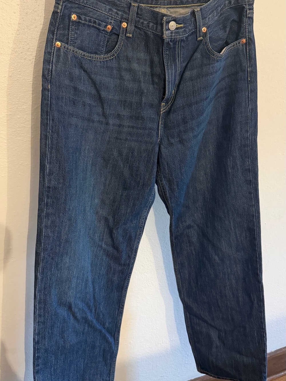 Levi's 514 straight leg denim jeans in a dark wash. 31 x 31.